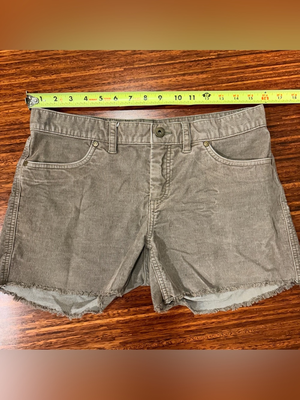 Carve Designs Tan Oahu Corduroy Dogtown Shorts Size 4 with 4” inseam coastal - Picture 4 of 7